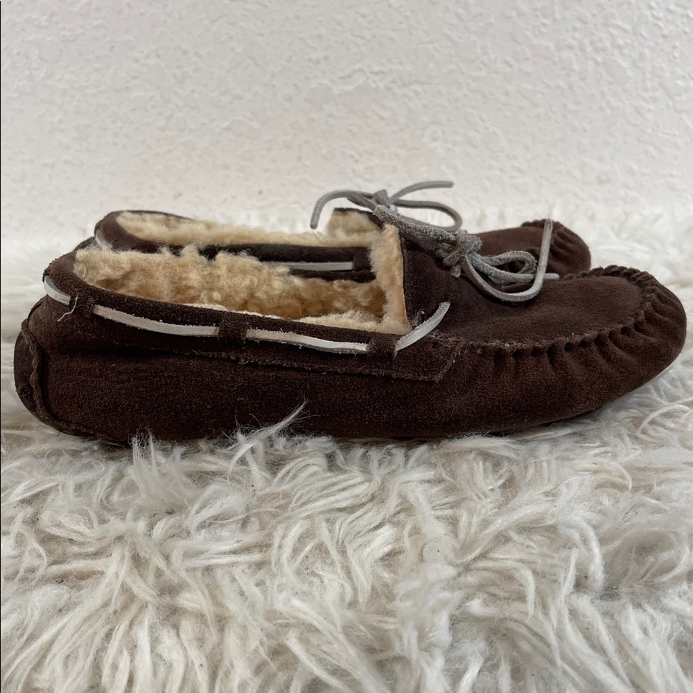 UGG AUSTRALIA DAKOTA 5133 SUEDE LEATHER SIZE 8 BROWN MOCCASIN SLIP ON SLIPPERS - Picture 3 of 11